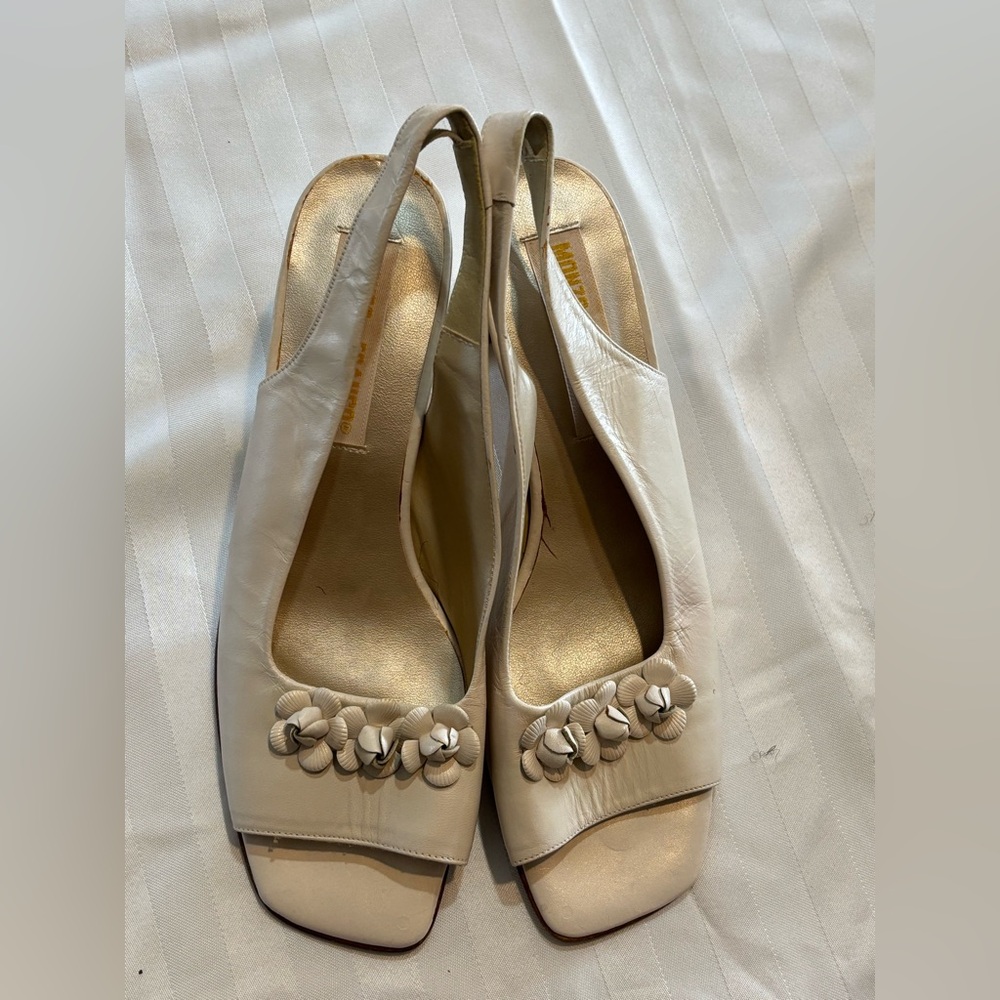 Monzo & Franco Womens 8 1/2 M Cream-Colored Heels With Flowers (Good Condition)